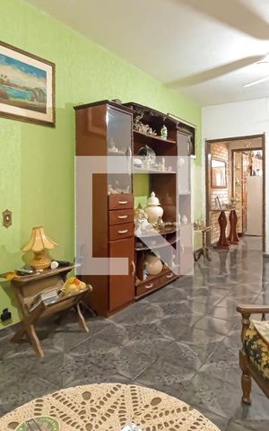 Casa à venda com 180m², 2 quartos e 2 vagas Casa à venda com 180m², 2 quartos e 2 vagasSala