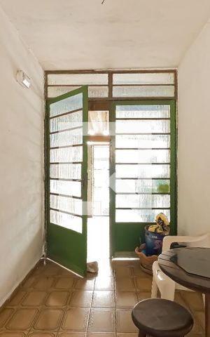 Casa à venda com 180m², 2 quartos e 2 vagas Casa à venda com 180m², 2 quartos e 2 vagasEntrada