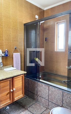Casa à venda com 184m², 2 quartos e 4 vagas Casa à venda com 184m², 2 quartos e 4 vagasBanheiro da Suíte 1