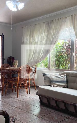 Casa à venda com 184m², 2 quartos e 4 vagas Casa à venda com 184m², 2 quartos e 4 vagasSala