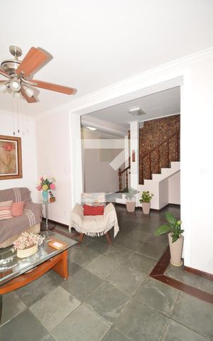 Casa à venda com 217m², 4 quartos e 2 vagasSala de Estar