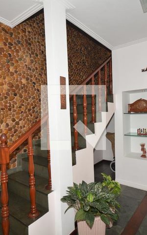 Casa à venda com 217m², 4 quartos e 2 vagasSala de Estar