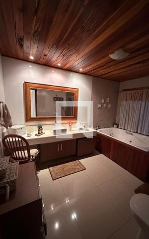Casa de condomínio para alugar com 810m², 4 quartos e 3 vagas Casa de condomínio para alugar com 810m², 4 quartos e 3 vagasBanheiro 1