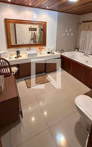 Casa de condomínio para alugar com 810m², 4 quartos e 3 vagas Casa de condomínio para alugar com 810m², 4 quartos e 3 vagasBanheiro 1
