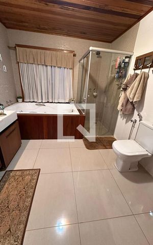 Casa de condomínio para alugar com 810m², 4 quartos e 3 vagas Casa de condomínio para alugar com 810m², 4 quartos e 3 vagasBanheiro 1