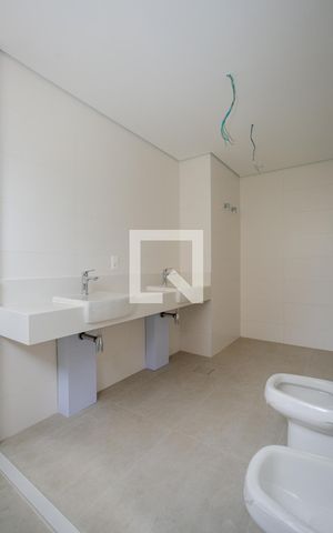 Apartamento à venda com 265m², 4 quartos e 6 vagas Apartamento à venda com 265m², 4 quartos e 6 vagasBanheiro da suíte 1