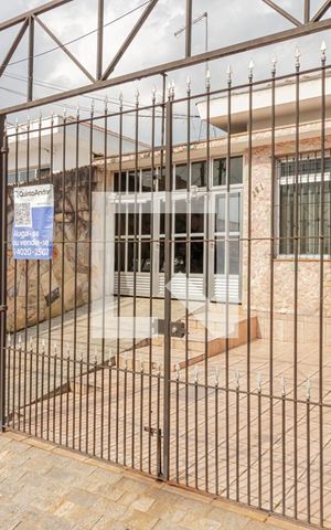 Casa à venda com 400m², 3 quartos e 8 vagas Casa à venda com 400m², 3 quartos e 8 vagasFachada