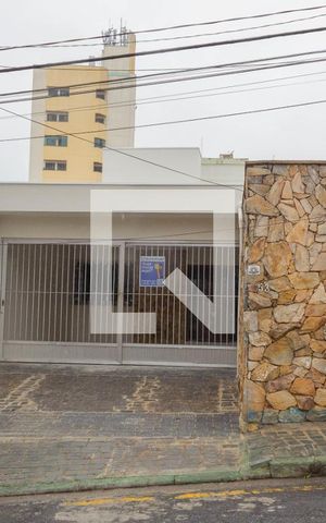 Casa à venda com 431m², 5 quartos e 4 vagas Casa à venda com 431m², 5 quartos e 4 vagasFachada