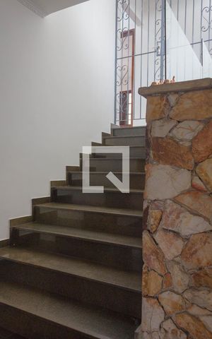 Casa à venda com 431m², 5 quartos e 4 vagas Casa à venda com 431m², 5 quartos e 4 vagasEscadas para quartos