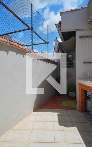Casa à venda com 200m², 3 quartos e 2 vagasPátio fundos _Acesso a segunda  casa 