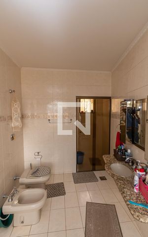 Casa à venda com 419m², 4 quartos e 4 vagas Casa à venda com 419m², 4 quartos e 4 vagasBanheiro da Suíte 1