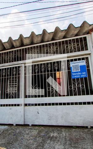 Casa à venda com 180m², 2 quartos e 3 vagas Casa à venda com 180m², 2 quartos e 3 vagasFachada