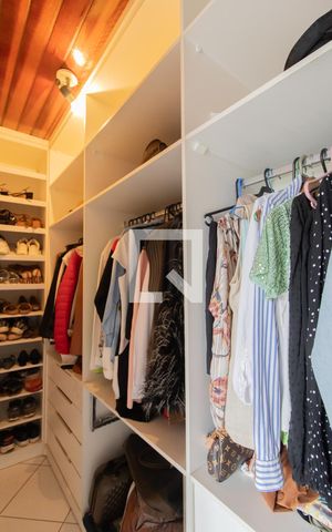 Casa à venda com 194m², 4 quartos e 3 vagasCloset da Suíte 1