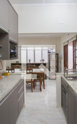 Casa à venda com 225m², 4 quartos e 4 vagasCozinha