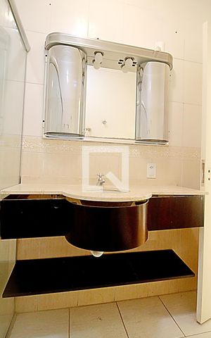 Casa para alugar com 250m², 3 quartos e 6 vagasBanheiro 
