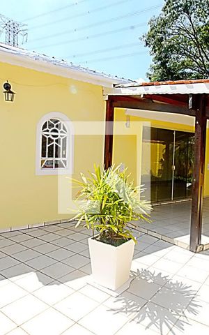 Casa para alugar com 250m², 3 quartos e 6 vagasEntrada 