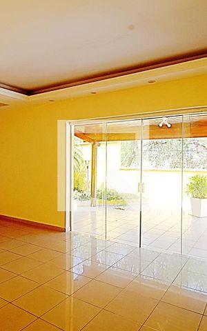 Casa para alugar com 250m², 3 quartos e 6 vagasSala