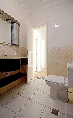 Casa para alugar com 250m², 3 quartos e 6 vagasBanheiro 