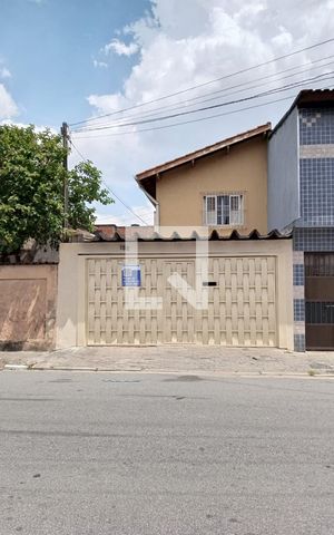Casa à venda com 115m², 2 quartos e 2 vagas Casa à venda com 115m², 2 quartos e 2 vagasFachada
