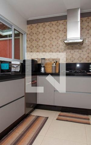 Casa de condomínio à venda com 199m², 4 quartos e 4 vagas Casa de condomínio à venda com 199m², 4 quartos e 4 vagasCozinha - Armários