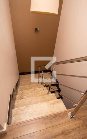 Casa de condomínio à venda com 199m², 4 quartos e 4 vagas Casa de condomínio à venda com 199m², 4 quartos e 4 vagasEscada