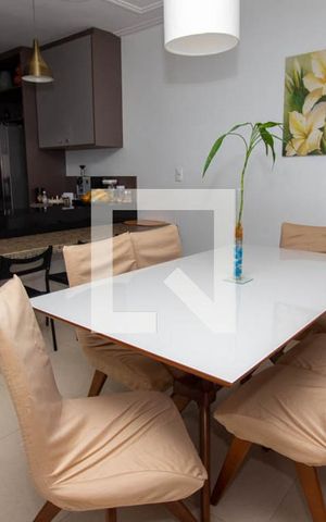 Casa de condomínio à venda com 199m², 4 quartos e 4 vagas Casa de condomínio à venda com 199m², 4 quartos e 4 vagasSala de Jantar