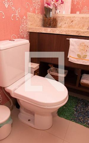 Casa de condomínio à venda com 199m², 4 quartos e 4 vagas Casa de condomínio à venda com 199m², 4 quartos e 4 vagasBanheiro Social