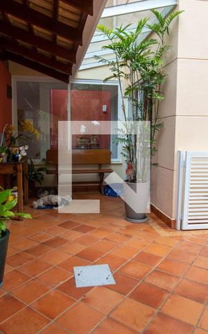 Casa de condomínio à venda com 199m², 4 quartos e 4 vagas Casa de condomínio à venda com 199m², 4 quartos e 4 vagasÁrea externa