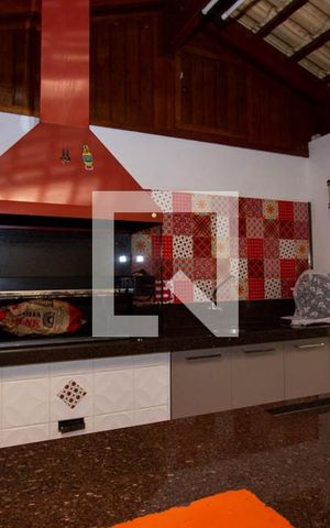 Casa de condomínio à venda com 199m², 4 quartos e 4 vagas Casa de condomínio à venda com 199m², 4 quartos e 4 vagasÁrea - Churrasqueira