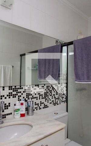 Casa de condomínio à venda com 199m², 4 quartos e 4 vagas Casa de condomínio à venda com 199m², 4 quartos e 4 vagasBanheiro da Suíte