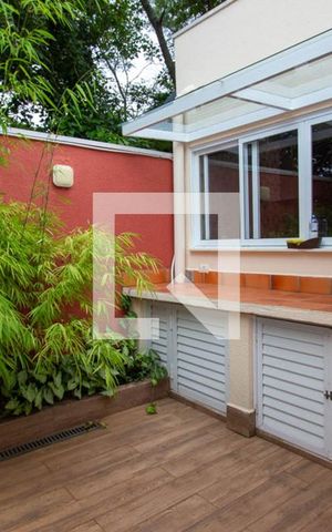 Casa de condomínio à venda com 199m², 4 quartos e 4 vagas Casa de condomínio à venda com 199m², 4 quartos e 4 vagasÁrea externa