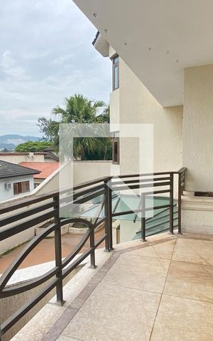 Casa de condomínio à venda com 954m², 4 quartos e 8 vagasSacada