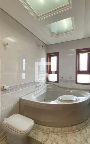 Casa de condomínio à venda com 954m², 4 quartos e 8 vagasBanheiro da Suíte 2