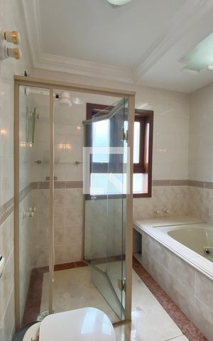 Casa de condomínio à venda com 954m², 4 quartos e 8 vagasBanheiro da Suíte 4