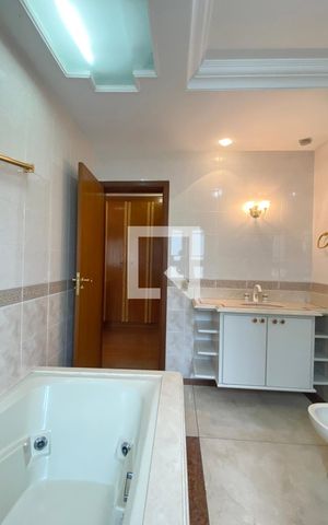 Casa de condomínio à venda com 954m², 4 quartos e 8 vagasBanheiro da Suíte 4