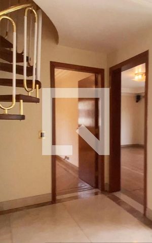 Casa de condomínio à venda com 954m², 4 quartos e 8 vagas Casa de condomínio à venda com 954m², 4 quartos e 8 vagasEscada