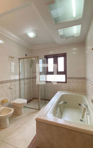 Casa de condomínio à venda com 954m², 4 quartos e 8 vagasBanheiro da Suíte 4