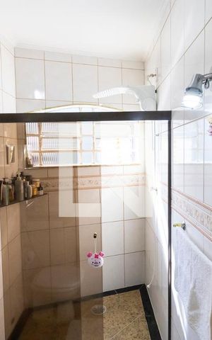 Casa à venda com 227m², 3 quartos e 2 vagas Casa à venda com 227m², 3 quartos e 2 vagasBanheiro