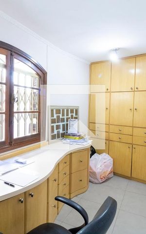 Casa à venda com 227m², 3 quartos e 2 vagas Casa à venda com 227m², 3 quartos e 2 vagasEscritório