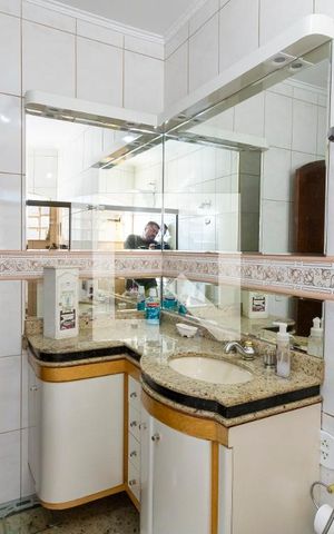 Casa à venda com 227m², 3 quartos e 2 vagas Casa à venda com 227m², 3 quartos e 2 vagasBanheiro