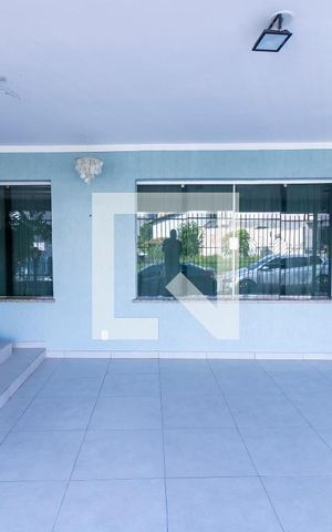 Casa à venda com 227m², 3 quartos e 2 vagas Casa à venda com 227m², 3 quartos e 2 vagasGaragem