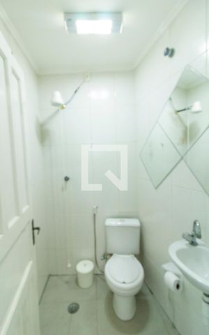 Casa à venda com 227m², 3 quartos e 2 vagas Casa à venda com 227m², 3 quartos e 2 vagasBanheiro da área de serviço