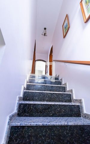 Casa à venda com 227m², 3 quartos e 2 vagas Casa à venda com 227m², 3 quartos e 2 vagasEscada