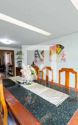 Casa à venda com 300m², 5 quartos e 2 vagas Casa à venda com 300m², 5 quartos e 2 vagasSala de jantar