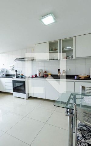 Casa à venda com 300m², 5 quartos e 2 vagas Casa à venda com 300m², 5 quartos e 2 vagasCozinha
