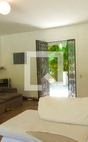 Casa à venda com 230m², 4 quartos e 2 vagas Casa à venda com 230m², 4 quartos e 2 vagasSala