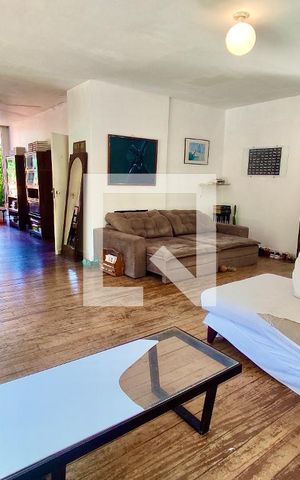 Casa à venda com 230m², 4 quartos e 2 vagas Casa à venda com 230m², 4 quartos e 2 vagasSala
