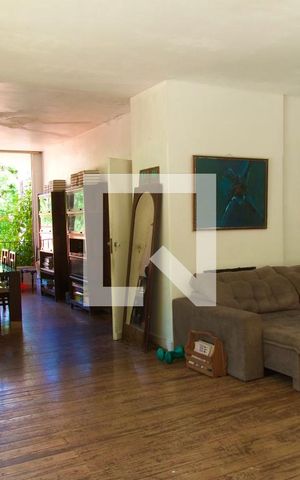 Casa à venda com 230m², 4 quartos e 2 vagas Casa à venda com 230m², 4 quartos e 2 vagasSala