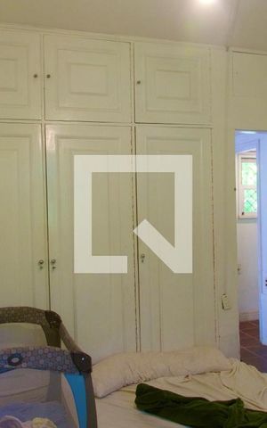 Casa à venda com 230m², 4 quartos e 2 vagas Casa à venda com 230m², 4 quartos e 2 vagasQuarto