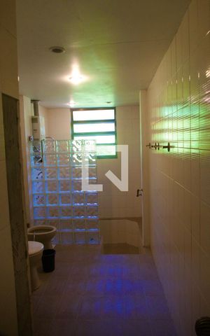 Casa à venda com 230m², 4 quartos e 2 vagas Casa à venda com 230m², 4 quartos e 2 vagasSuíte banheiro